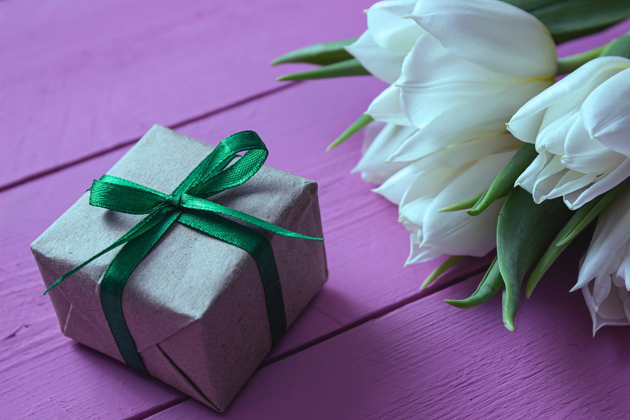 tulips, flower wallpaper, gift, flowers, white flowers, flower background, gift box, nature, packed, surprise, celebration, bloom, blossom, beautiful flowers, flora