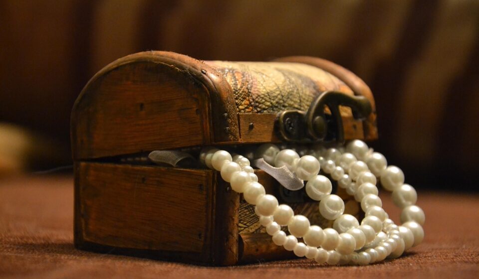 chest, box, little box, package, bracelet, jewelry, corals, pearls, coral, ornament, hand, bracelet, jewelry, jewelry, jewelry, pearls, pearls, pearls, pearls, pearls, coral, coral, coral, coral