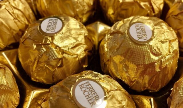 chocolate, bonbons, gold foil, candy, brown candy, brown chocolate, chocolate, chocolate, bonbons, gold foil, gold foil, gold foil, gold foil, gold foil, candy