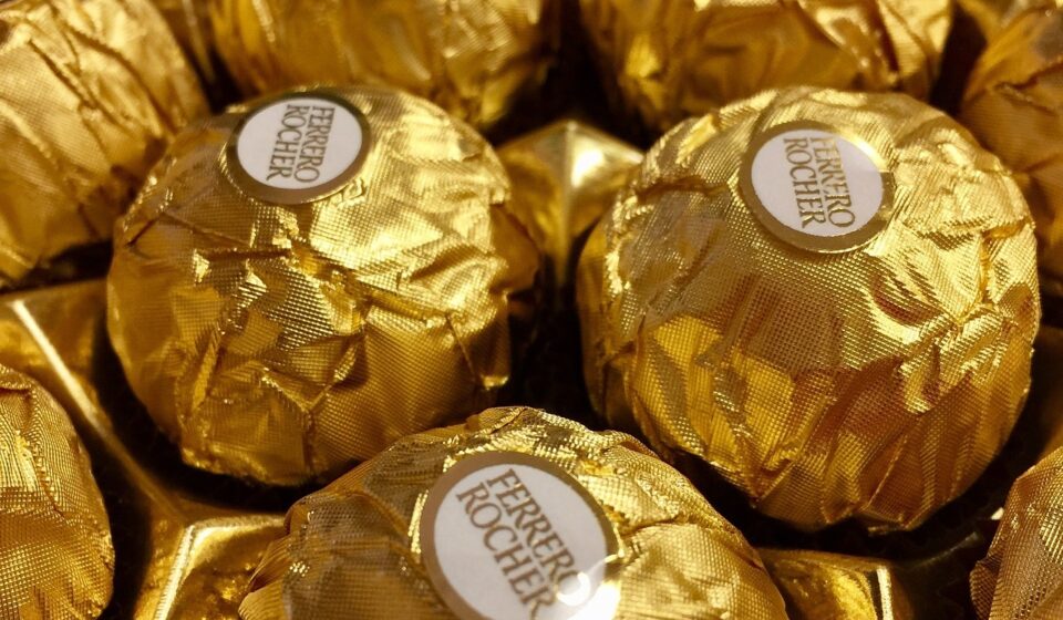 chocolate, bonbons, gold foil, candy, brown candy, brown chocolate, chocolate, chocolate, bonbons, gold foil, gold foil, gold foil, gold foil, gold foil, candy