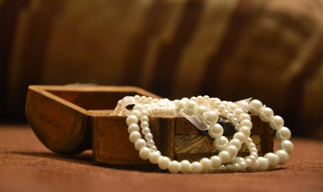 chest, box, little box, package, bracelet, jewelry, corals, pearls, coral, ornament, hand, bracelet, jewelry, jewelry, jewelry, jewelry, jewelry, pearls, pearls