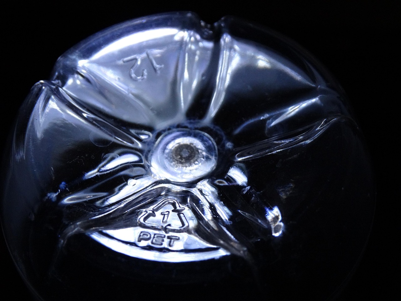 plastic bottle, bottle bottom, light, light games, round, glittering, pet, bottle, plastic, plastic bottle, plastic bottle, plastic bottle, plastic bottle, plastic bottle