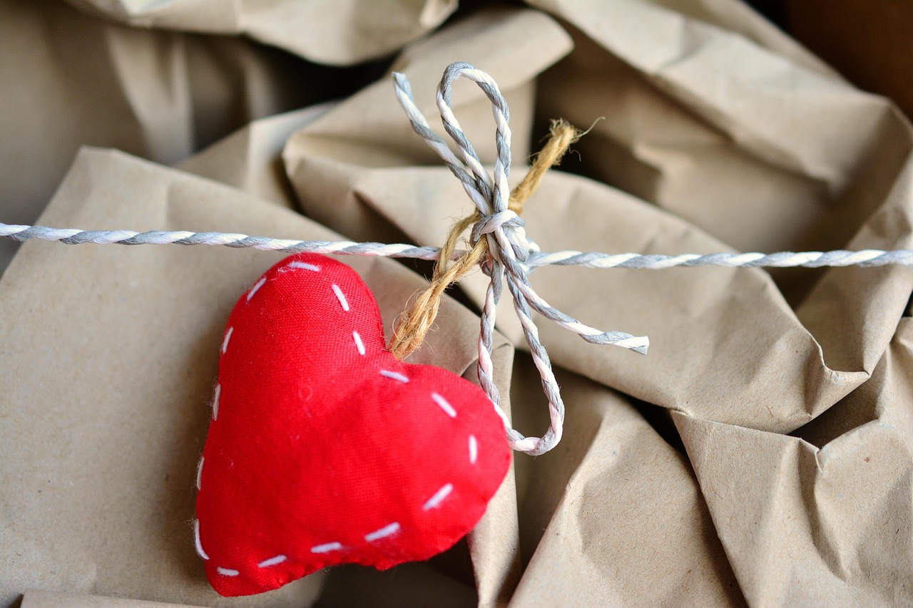 packaging, wrapping paper, wrap up, pack, move, cord, heart, transport, paper, red heart