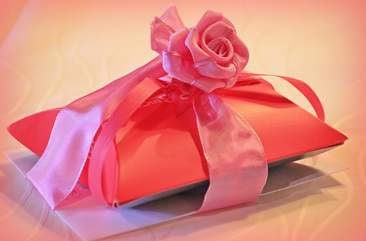 gift, gift wrapping, ribbon, rose, packaging, give a gift, wrapped up, happy mothers day, packed up, date of birth, surprise, parcel, pleasure, box, packet loop, decoration, gift box, gift ribbon, wrapping paper, pink